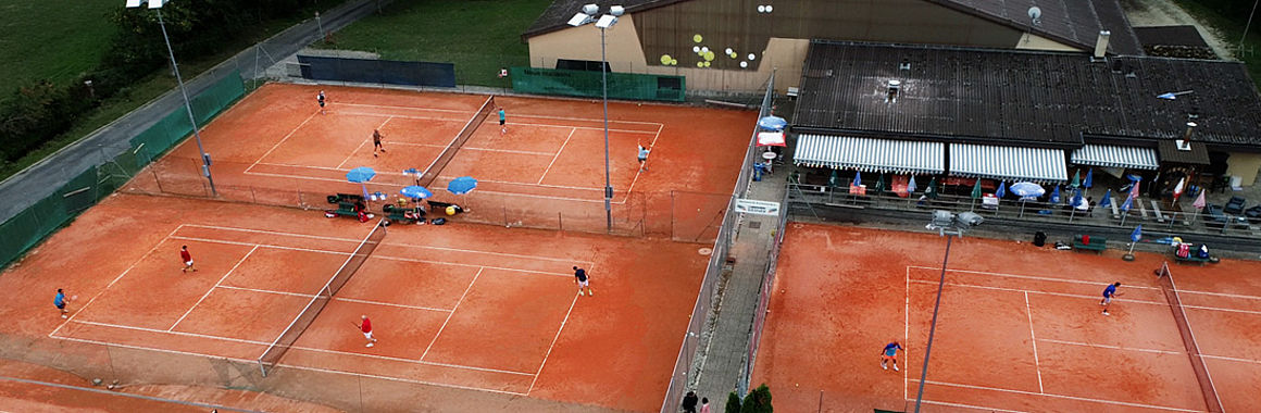 Vue aérienne des courts en terre battue et de la terrasse du Tennis Club Echallens
