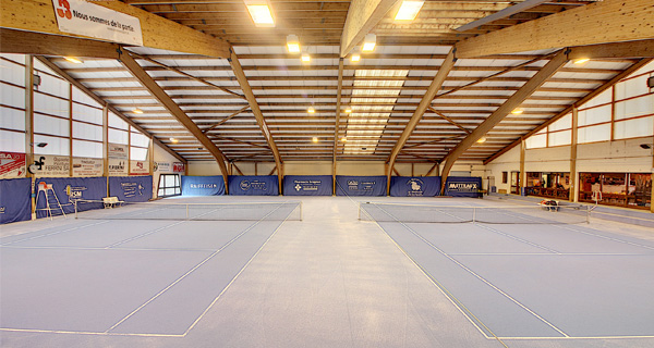 Intérieur de la halle du TC Echallens avec ses deux courts couverts