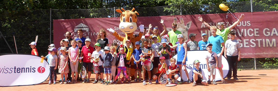 Groupe de juniors du TC Echallens réunis sur un court en terre battue lors d’une journée Swiss Tennis