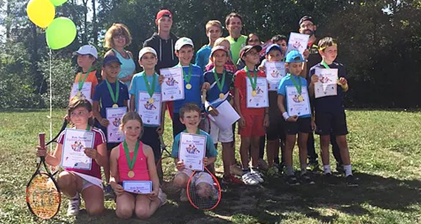 Jeunes joueurs récompensés lors d’un tournoi des Petits AS au TC Echallens