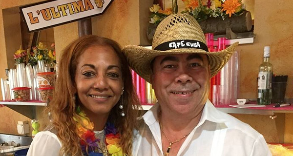 Mercedes et Luis, gérants du Restaurant du Tennis d’Echallens, derrière le bar