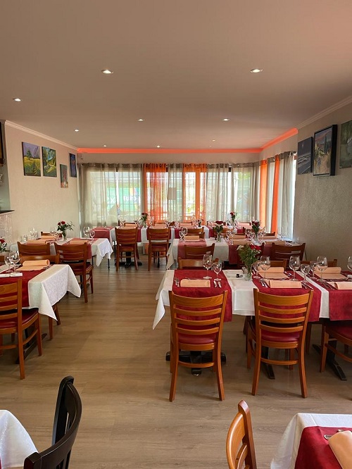 Salle à manger du Restaurant du Tennis d’Echallens, tables dressées