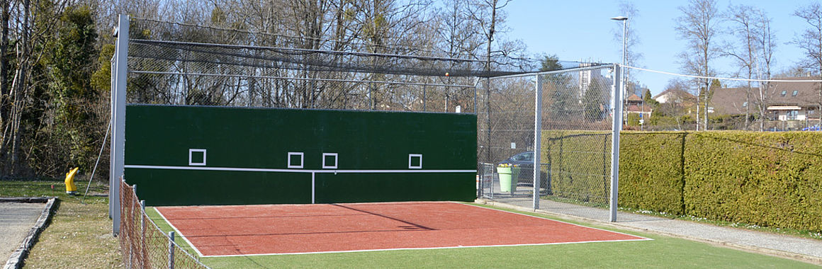 Mur d’entraînement extérieur du TC Echallens et sa surface synthétique